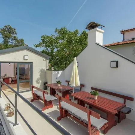 In Pjescana Uvala Mit Gemeinschaftspoo By Interhome Apartamento Pula