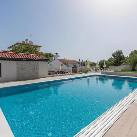 Apartamento In Pjescana Uvala Mit Gemeinschaftspoo By Interhome