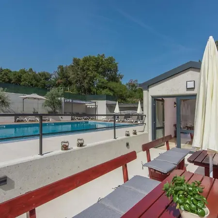 In Pjescana Uvala Mit Gemeinschaftspoo By Interhome Apartamento