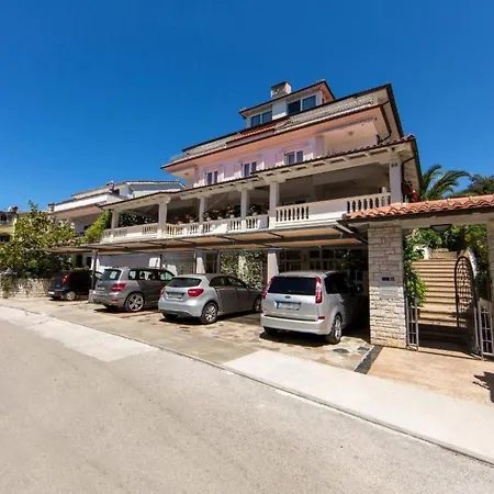 Apartment In Pjescana Uvala Mit Gemeinschaftspoo By Interhome