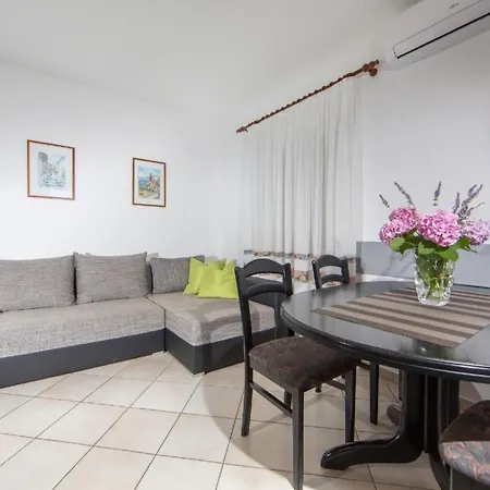 Apartment In Pjescana Uvala Mit Gemeinschaftspoo By Interhome *