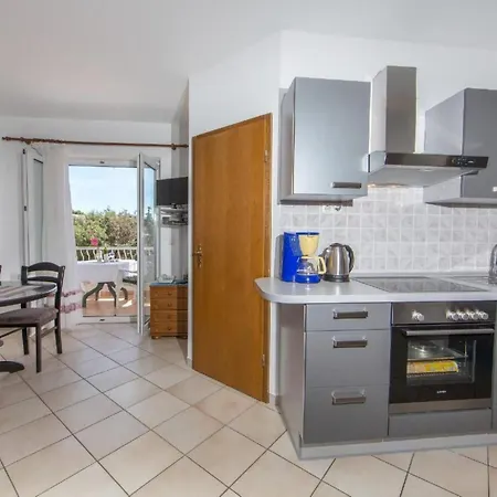 Apartment In Pjescana Uvala Mit Gemeinschaftspoo By Interhome Pula