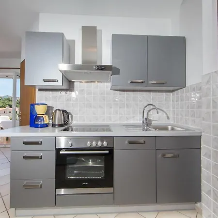 In Pjescana Uvala Mit Gemeinschaftspoo By Interhome Apartment