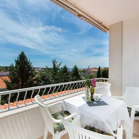 Apartment In Pjescana Uvala Mit Gemeinschaftspoo By Interhome *