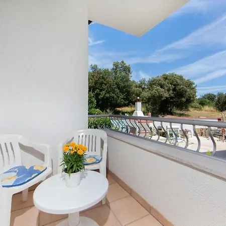 In Pjescana Uvala Mit Gemeinschaftspoo By Interhome Apartment Pula