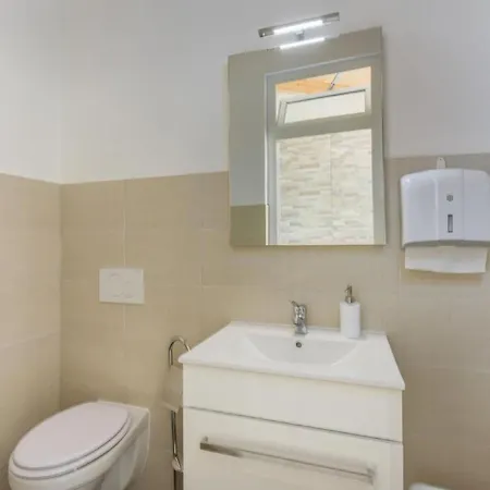 شقة In Pjescana Uvala Mit Gemeinschaftspoo By Interhome *