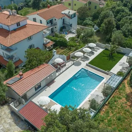 Apartman In Pjescana Uvala Mit Gemeinschaftspoo By Interhome