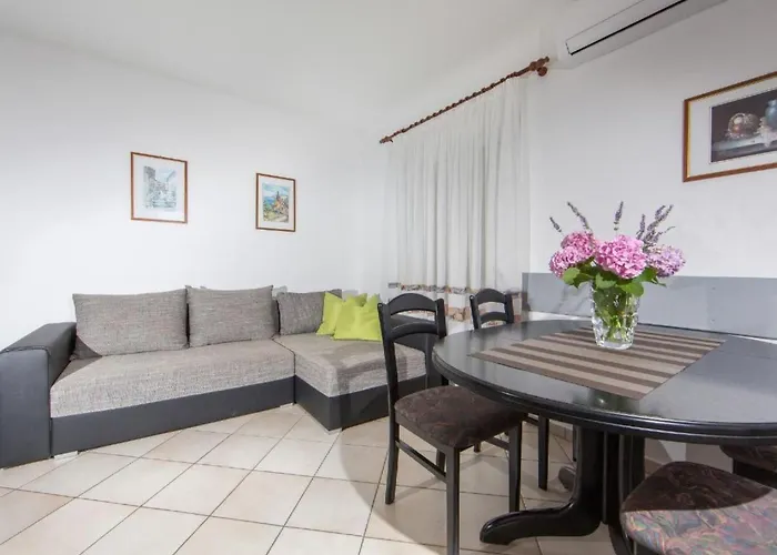 Apartamento In Pjescana Uvala Mit Gemeinschaftspoo By Interhome *