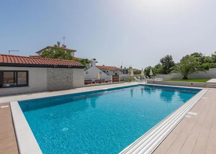 Apartman In Pjescana Uvala Mit Gemeinschaftspoo By Interhome