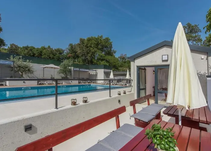 In Pjescana Uvala Mit Gemeinschaftspoo By Interhome Apartamento