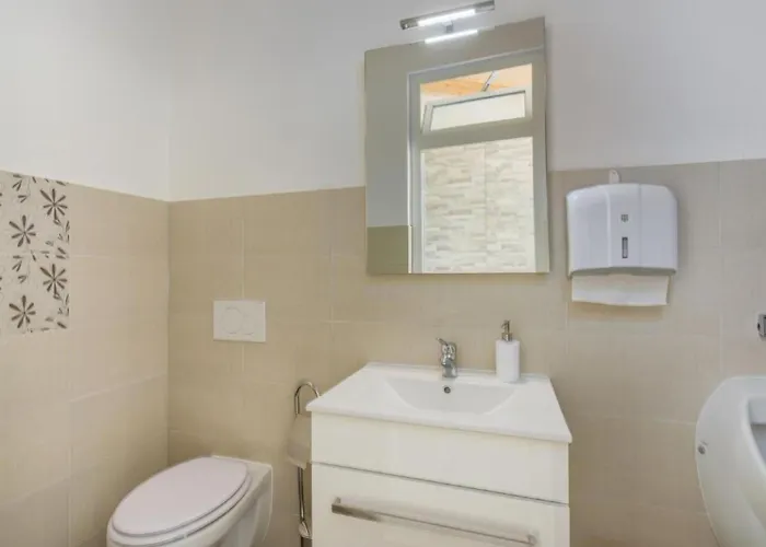 Apartamento In Pjescana Uvala Mit Gemeinschaftspoo By Interhome *