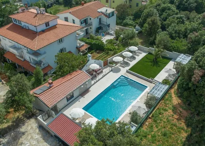 Apartman In Pjescana Uvala Mit Gemeinschaftspoo By Interhome