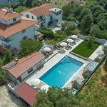 Apartamento In Pjescana Uvala Mit Gemeinschaftspoo By Interhome