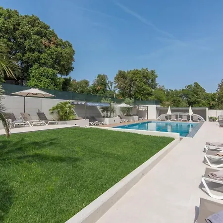 Apartament In Pjescana Uvala Mit Gemeinschaftspoo By Interhome