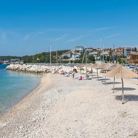 In Pjescana Uvala Mit Gemeinschaftspoo By Interhome Apartament *