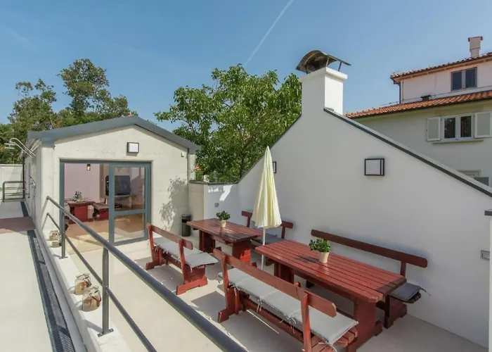 In Pjescana Uvala Mit Gemeinschaftspoo By Interhome Apartament Pula